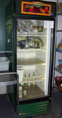 1 door glass merchandizer beverage refrigerator true