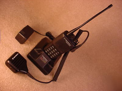Motorola P1225 16 ch 5 w vhf 450-470 mhz handheld radio