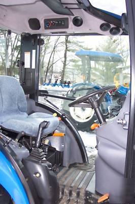 New holland T2320 deluxe cab w/ ac 4WD tractor loader 