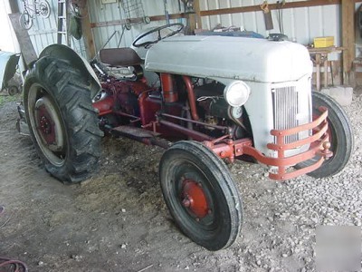 Ford 2N 1946 tractor w/ cutting deck, scoop & blade