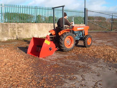 Self loading mini muck spreader