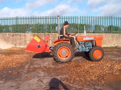 Self loading mini muck spreader