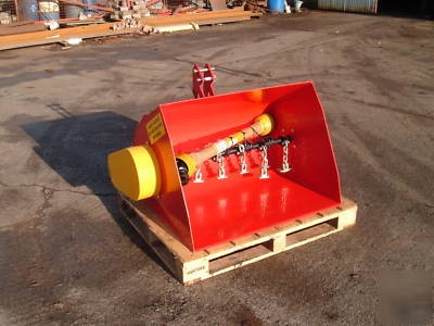 Self loading mini muck spreader