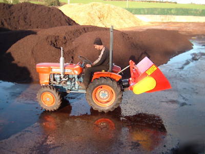 Self loading mini muck spreader