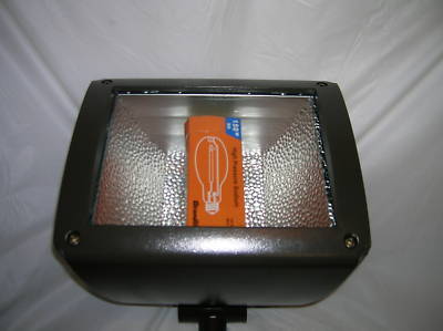 175 watt metal halide round back floodlight