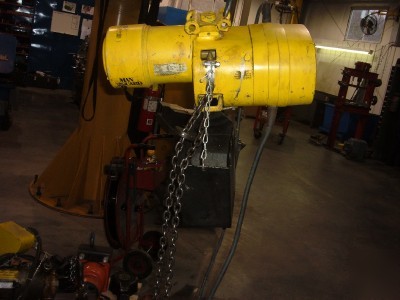 Budgit 1/4 ton 230/460 volt chain hoist 10FT drop