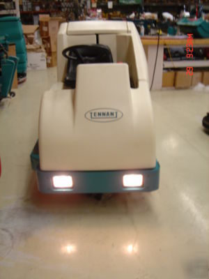 Tennant 7200 cylndrical rider floor scrubber 