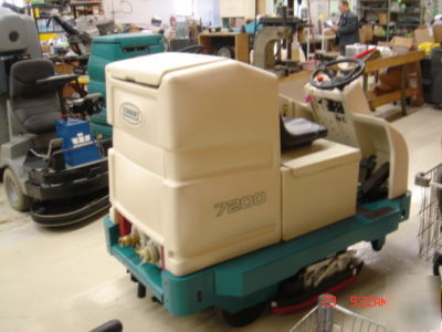 Tennant 7200 cylndrical rider floor scrubber 