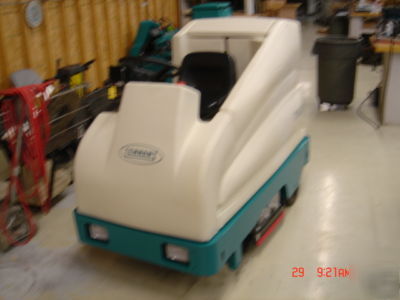 Tennant 7200 cylndrical rider floor scrubber 