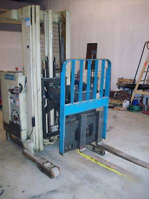 Crown 35RRTT ready reach forklift (low hours)