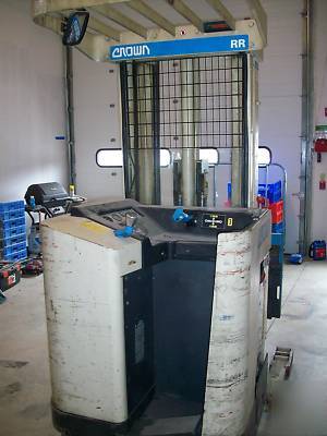 Crown 35RRTT ready reach forklift (low hours)