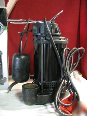 Wayne CDU800 Â½ hp cast iron submersible sump pump