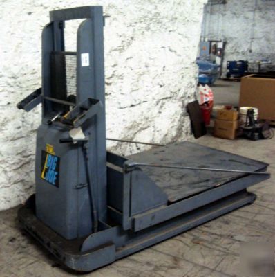 Big joe model # 10565 pallet lift 1,200LB. capacity