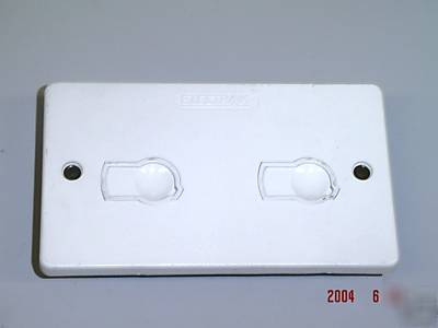 Electrak secure mains twin keyhole socket AZ0010