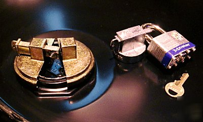 High security drum plug locking device 
