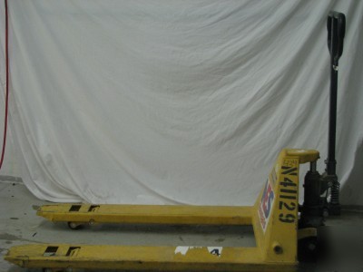 Manual pallet jack (2500 kg)