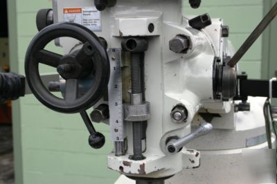 Vertical knee mill accu ac-2V dro and x powerfeed 