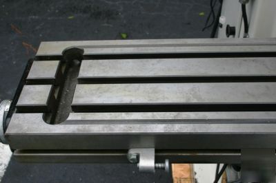Vertical knee mill accu ac-2V dro and x powerfeed 