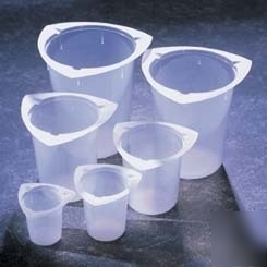 Medegen medical tri-pour graduated disposable beakers