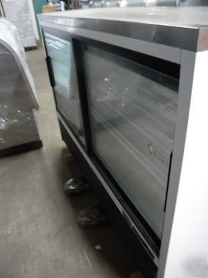 True 6FT deli case in great condition 