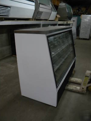 True 6FT deli case in great condition 