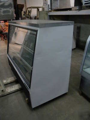 True 6FT deli case in great condition 