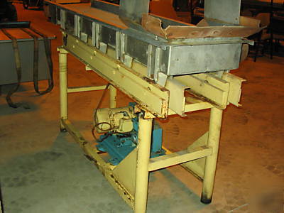 Triangle hydraulic vibrating conveyor
