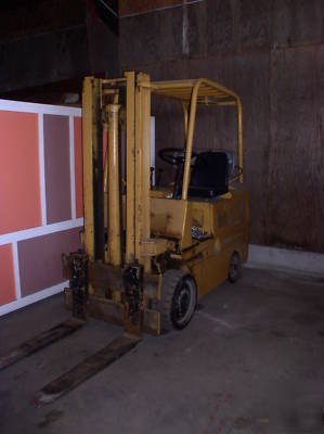 6,000 lb yale forklift; solid tire propane low mast