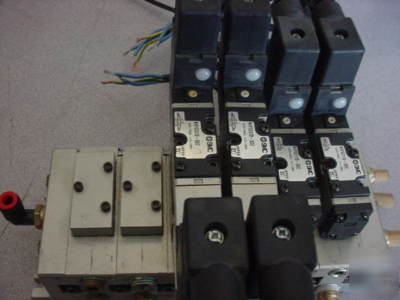 4 smc NVFS2000 series 26 v solenoid valves on manifold
