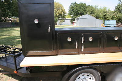 Mobile commercial bbq pit smoker