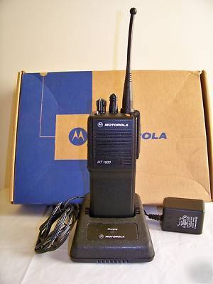 Mint motorola HT1000 uhf 16CH police fire two way radio