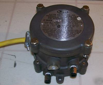 Dwyer series 1950-2-2F differential pressure switch