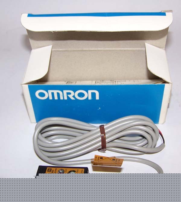 New omron E3S-DS10E4 photo-electric switch sensor/24VDC