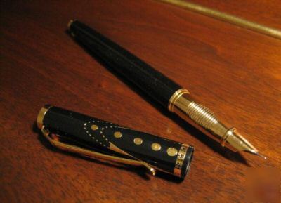 Black & gold coloured galaxy parttern fountain pen 850