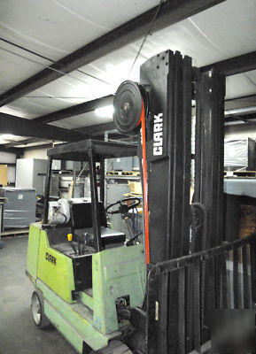 Clark GCS30 fork lift three mast design