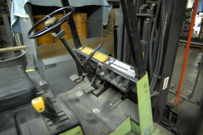 Clark GCS30 fork lift three mast design