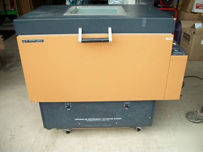 New brunswick scientific series 25 incubator shaker 