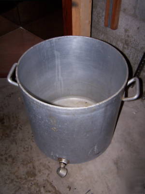Wareever 80 quart aluminum pot w ith spout used