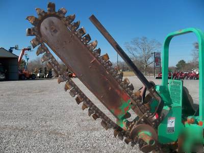 2004 ditch witch 3700DD ride on trencher - side shift