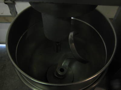 Univex portable 30 quart dough mixer m-30