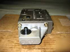 New - sauer danfoss loader bucket valve p/n a L0015