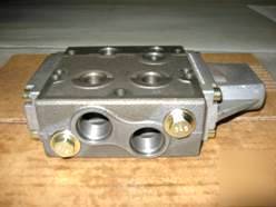 New - sauer danfoss loader bucket valve p/n a L0015