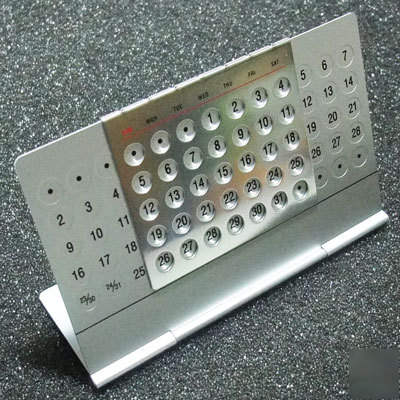Little aluminium elegant desktop calendar