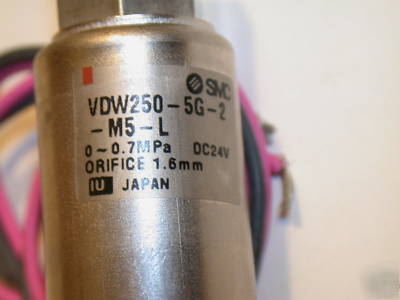 New 3 smc 24VDC solenoid 3 port valves VDW250-5G-2-M5-l