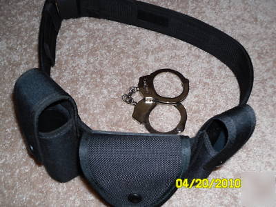 Duty belt with handcuffs for security police law pro