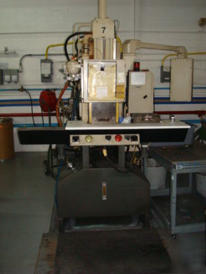 1993 cincinnati 40-ton plastic injection molding machin