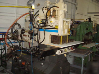 1993 cincinnati 40-ton plastic injection molding machin