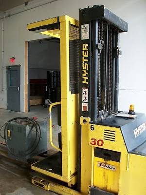 Hyster fork lift truck with 24V battery charger 