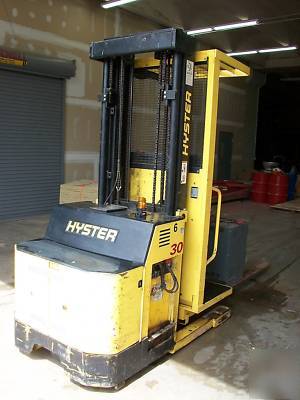 Hyster fork lift truck with 24V battery charger 