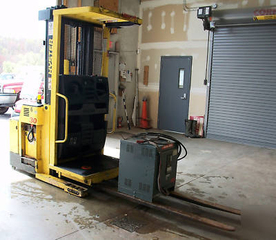 Hyster fork lift truck with 24V battery charger 